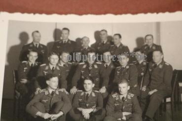 Preview: altes Gruppenfoto Stuka Geschwader I ????  Ritterkreuzträger Oberstleutnant Walter Hagen in der Mitte und anscheinend auch FW. Hachtel